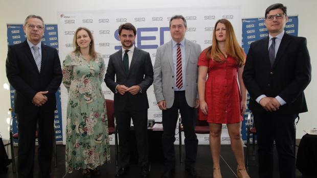 Los candidatos con el moderador Salomón Hachuel