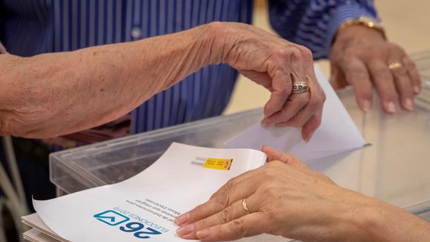 Imagen de una de las votaciones en el barrio de Triana