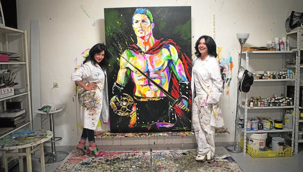 Marta y Mónica junto a su última obra: Cristiano ''Gladiador''