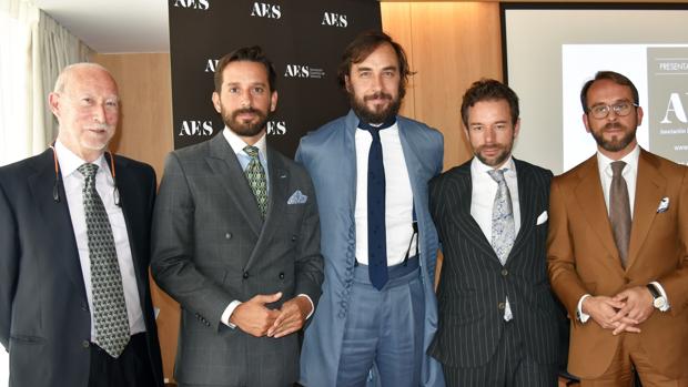 Algunos miembros de la Asociación Española de Satreria junto a su presidente, Paul García de Oteyza