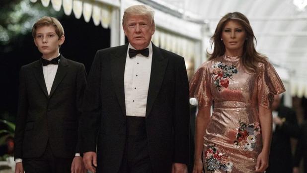 Donald Trump junto con su esposa Melania Trump y su hijo Barron