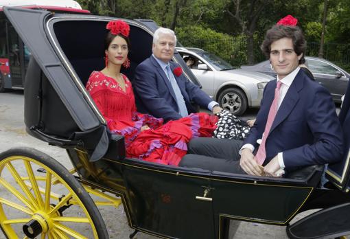 Sofía Palazuelo, a la izquierda, en la Feria de Abril de Sevilla, en 2017, junto al duque de Alba