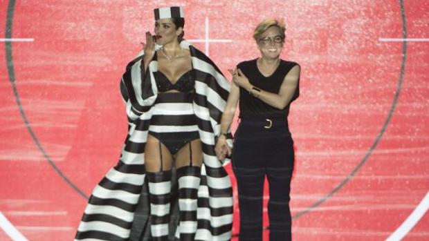 Rosanna Zanetti junto a Nuria Sardá al finalizar el desfile