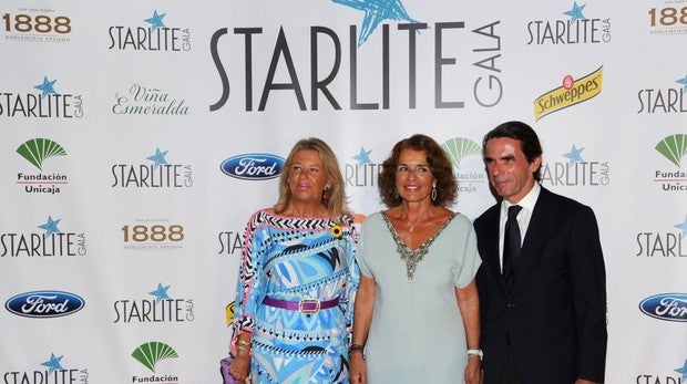 La alcaldesa de Marbella Ángeles muñoz, José María Aznar y Ana Botella
