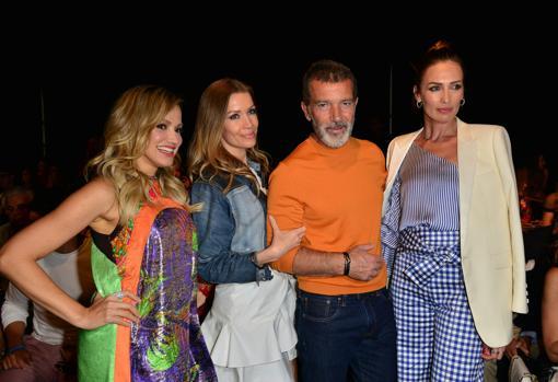 Las gemelas Bárbara y Nicole kimpel junto a Antonio Banderas y Nieves Álvarez