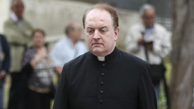 El Padre Apeles durante el entierro de Monserrat Caballé