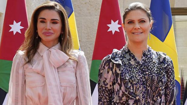 Rania de Jordania junto a Victoria de Suecia