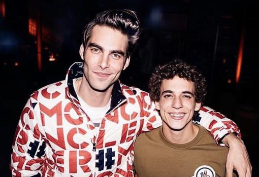 El modelo Jon Kortajarena junto al actor Miguel Herrán