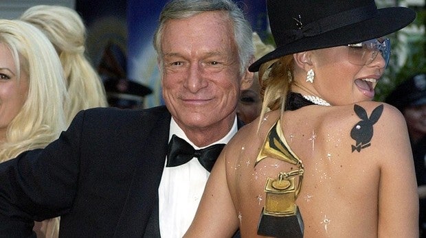 Hugh Hefner y Zoe Gregory en una imagen de 2002 Gtres