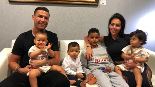 Cistiano Ronaldo con Georgina Rodríguez y sus hijos