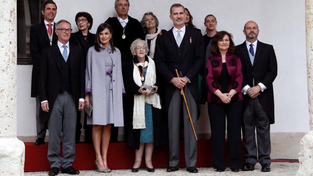 Los Reyes posan junto a la poeta Ida Vitale (centro), la vicepresidenta del Gobierno, Carmen Calvo (segunda, a la derecha), el ministro de Cultura, José Guirao (primera fila, a la izquierda) y otras personalidades, en la entrega del Premio de Literatura en Lengua Castellana Miguel de Cervantes