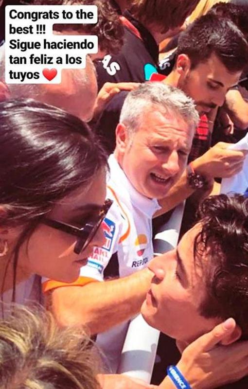 Lucía Rivera felicitando a Marc Márquez