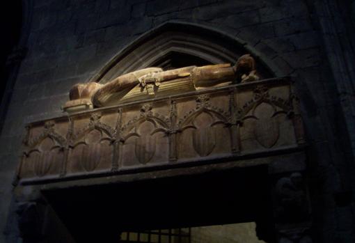 Sepulcro con los restos de Ramón Berenguer II, expuesto en la catedral de Gerona.