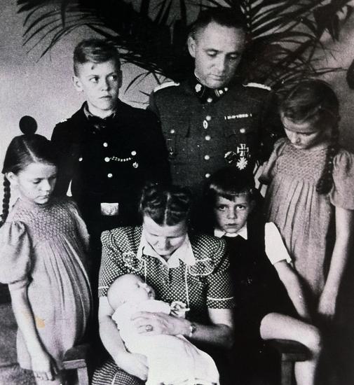 Hoss, junto a su familia. A la izquierda, Brigitt