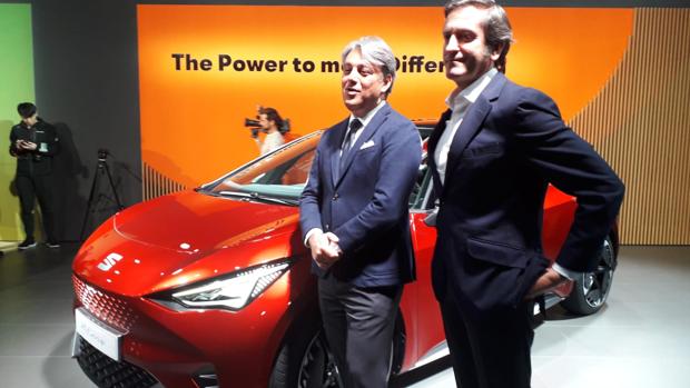 Luca de Meo, presidente de Seat, junto a Alejandro Mesonero Romanos y el-Born, el primer eléctrico de la marca