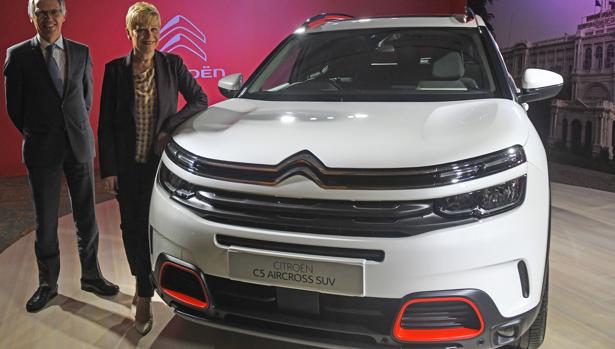 Carlos Tavares y Linda Jackson, junto al C5 Aircross en Chenai (India)