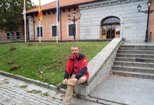 Álvaro de Torres a las puertas del Centro Nacional de Educación Ambiental