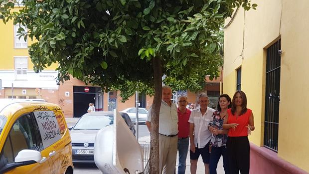 Evelia Rincón con vecinos de la zona en las inmediaciones del albergue municipal