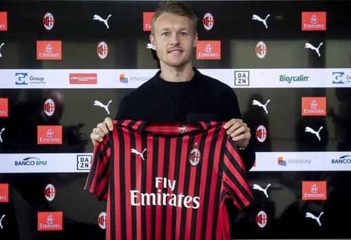 L'arrière gauche Max Clark, dans l'orbite de Séville
- Championnat d'Europe de Football 2020 Kjaer pose avec la chemise de Milan