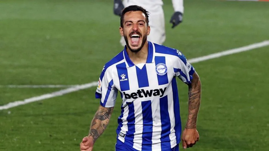 El agente de Joselu reconoce que la prioridad del delantero del Deportivo Alavés es jugar en el Sevilla FC