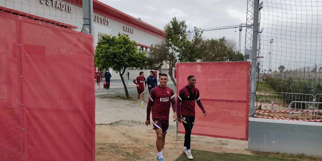 Sevilla returns to training with Diego Carlos and Rekik with the group as a novelty