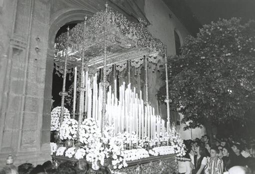 La Virgen de la Cabeza de las Siete Palabras, en 1994, bajo el palio de plata