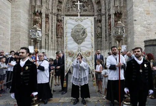 El estandarte sacramental de San Bartolomé, que se estrenaba este 2022