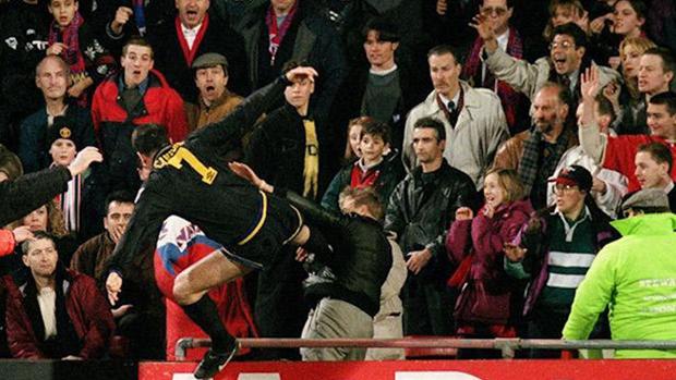 Eric Cantona, autor de la patada más célebre del fútbol, protagonizó en 2009 «Looking for Eric», de Ken Loach