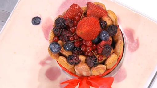 El postre era un montón de bizcochos con fruta y un caldo que debía ser una crema