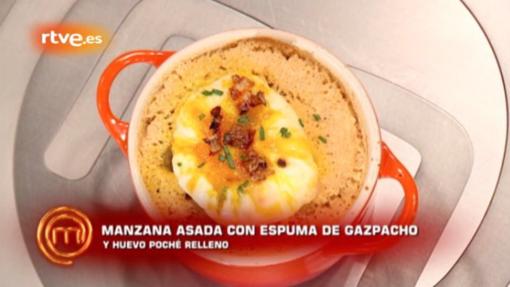Paloma decidió asar la manzana sin siquiera quitarle la piel