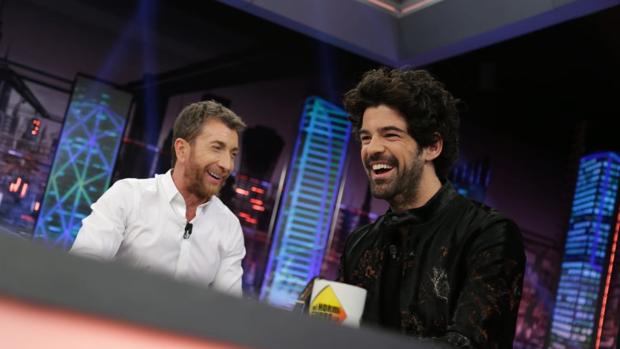 Pablo Motos, junto a Miguel Ángel Muñoz en «El hormiguero»
