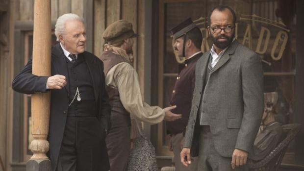Anthony Hopkins, junto a Jeffrey Wright en «Westworld»