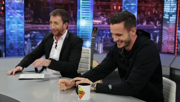 Saúl Ñíguez, con Pablo Motos en «El hormiguero»