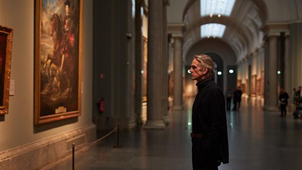 Jeremy Irons observa una obra antes de rodar el documental «Pintores y reyes del Prado»