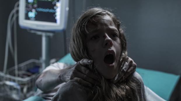 Claudia Placer, la niña protagonista, en una secuencia de «La influencia»