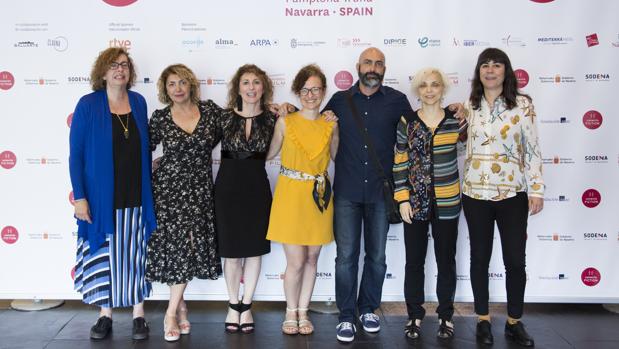 Silvia Perez de Pablos, (izquierda), directora Institucional de Audiovisuales de la Fundación SGAE, con Geraldine Gonard (tercera), directora del certamen, la creadora Carla Guimarães (de amarillo) y otros participantes