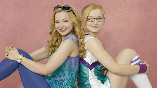 Dove Cameron (izquierda) en «Liv y Maddie: California style»