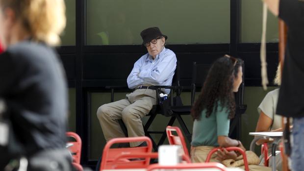 El realizador estadounidense, Woody Allen, durante el rodaje de su última película este jueves en el centro de San Sebastián
