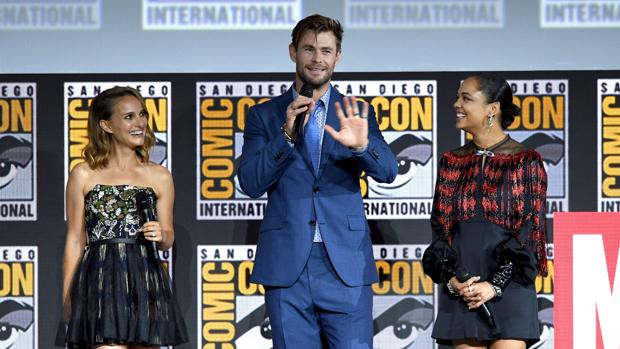 Natalie Portman, Chris Hemsworth y Tessa Thompson, durante su intervención