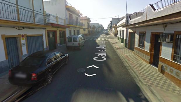 Calle de Dos Hermanas en la que se produjo el tiroteo este domingo