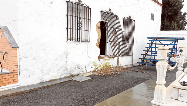 Arriba, reja arrancada de cuajo y detrás, la ventana destrozada