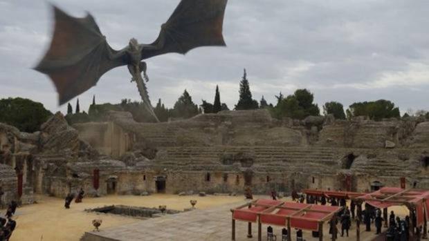 Fotograma del último capítulo de la séptima temporada, rodado en el anfiteatro de Itálica
