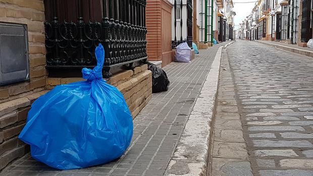 Bolsas de basura ante la fachada de las viviendas