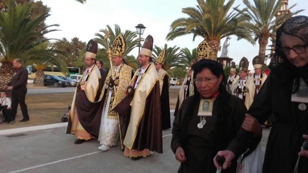 El papa Pedro III junto a algunos seguidores de El Palmar de Troya