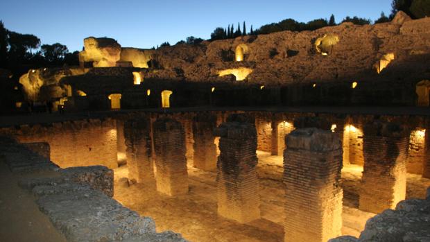 El Anfiteatro romano de Itálica iluminado por la noche, una de las joyas del conjunto arqueológico
