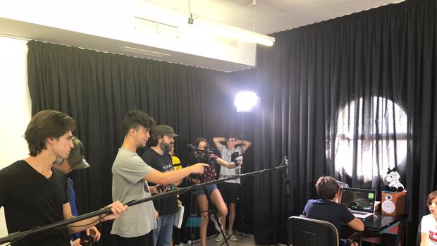 Los chicos participan en el proceso completo de creación de un cortometraje