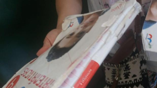 Estado en el que se encuentra uno de los libros que se ha entregado en el colegio Posadas Carvajal de Huévar