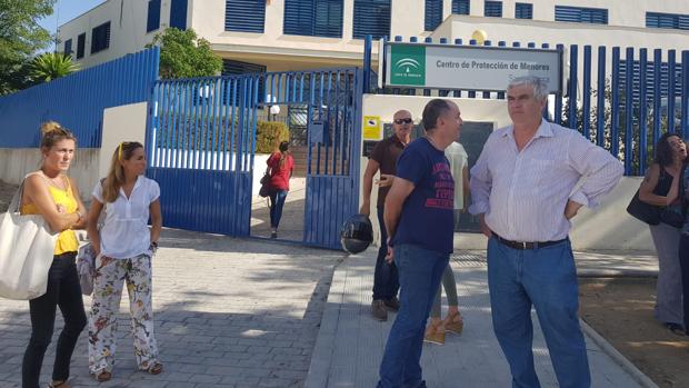 Momento de la concentración de los trabajadores del centro de menores Santa Teresa de Marchena