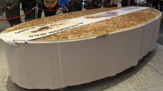 El polvorón gigantesco que ha elaborado Dulces la Murulla para la localidad extremeña de Miajadas