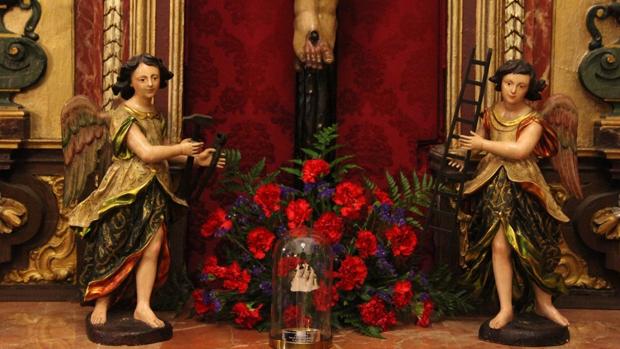 El fragmento que la hermandad ha recuperado pertenece a uno de los pies que se perdió en el incendio